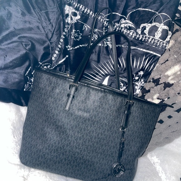 Michael Kors Saffiano tote. - Picture 2 of 4